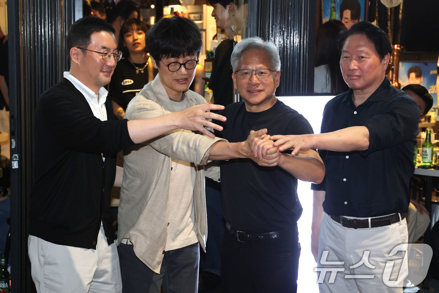 본문 이미지 - 젠슨 황 엔비디아 최고경영자(CEO)가 5일 서울 마포구 홍익대학교 인근 고깃집에서 최태원 SK회장, 구광모 LG회장, 이해진 네이버 의장과 삼겹살에 소맥(소주·맥주) 회동을 마친뒤 기념촬영을 하고 있다. 왼쪽부터 구 회장, 이 의장, 젠슨 황 CEO, 최 회장. 2026.6.5 ⓒ 뉴스1 이광호 기자