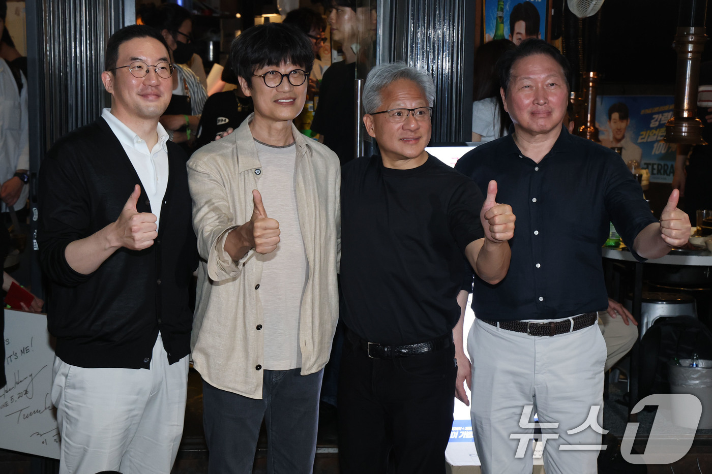 (서울=뉴스1) 이광호 기자 = 젠슨 황 엔비디아 최고경영자(CEO)가 5일 서울 마포구 홍익대학교 인근 고깃집에서 최태원 SK회장, 구광모 LG회장, 이해진 네이버 의장과 삼겹살 …