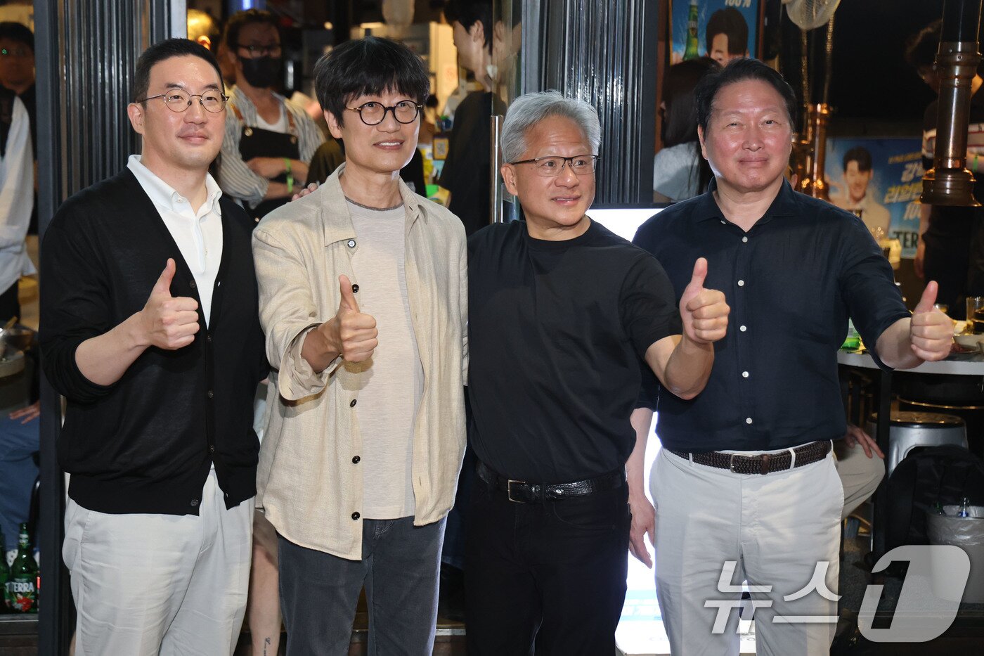 본문 이미지 - 젠슨 황 엔비디아 최고경영자(CEO)가 5일 서울 마포구 홍익대학교 인근 고깃집에서 최태원 SK회장, 구광모 LG회장, 이해진 네이버 의장과 삼겹살에 소맥(소주·맥주) 회동을 마친뒤 기념촬영을 하고 있다. 왼쪽부터 구 회장, 이 의장, 젠슨 황 CEO, 최 회장. 2026.6.5 ⓒ 뉴스1 이광호 기자