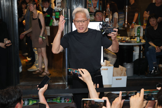 질문 답하는 젠슨 황 CEO