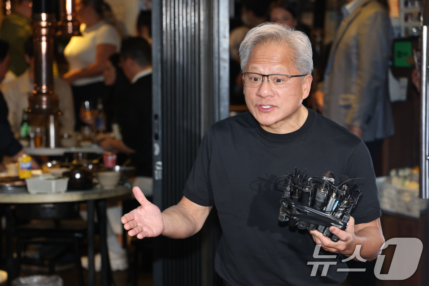 (서울=뉴스1) 이광호 기자 = 젠슨 황 엔비디아 최고경영자(CEO)가 5일 서울 마포구 홍익대학교 인근 고깃집에서 최태원 SK회장, 구광모 LG회장, 이해진 네이버 의장과 삼겹살 …