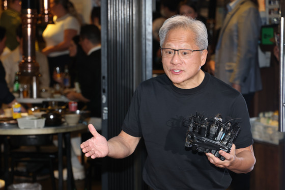 '깜짝선물' 정체 밝히는 젠슨 황 CEO