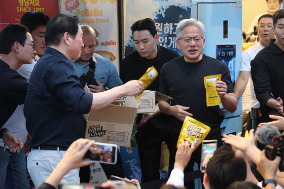 HBM칩스 나눠주는 젠슨 황 CEO