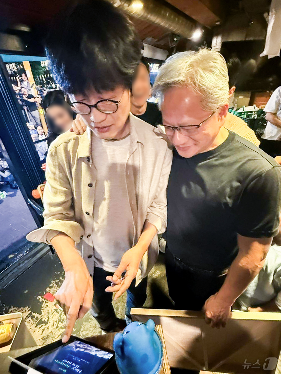 (서울=뉴스1) = 이해진 네이버 이사회 의장이 5일 서울 마포구 홍대 인근의 한 식당에서 가진 젠슨 황 엔비디아 최고경영자(CEO)와의 삼겹살·소맥회동에서 네이버페이 페이스사인으 …