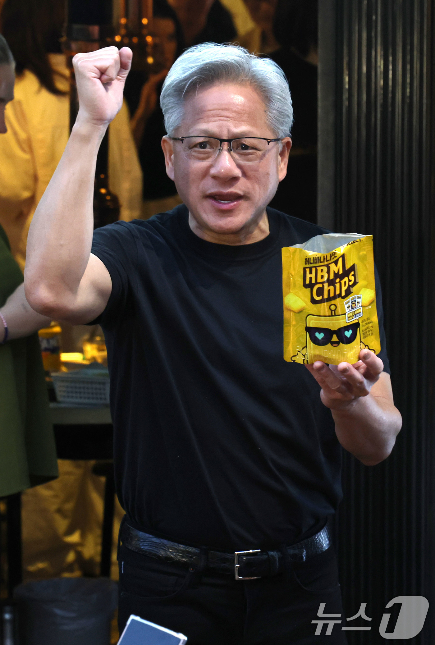 (서울=뉴스1) 이광호 기자 = 젠슨 황 엔비디아 최고경영자(CEO)가 5일 서울 마포구 홍익대학교 인근 고깃집에서 최태원 SK회장, 구광모 LG회장, 이해진 네이버 의장과 삼겹살 …