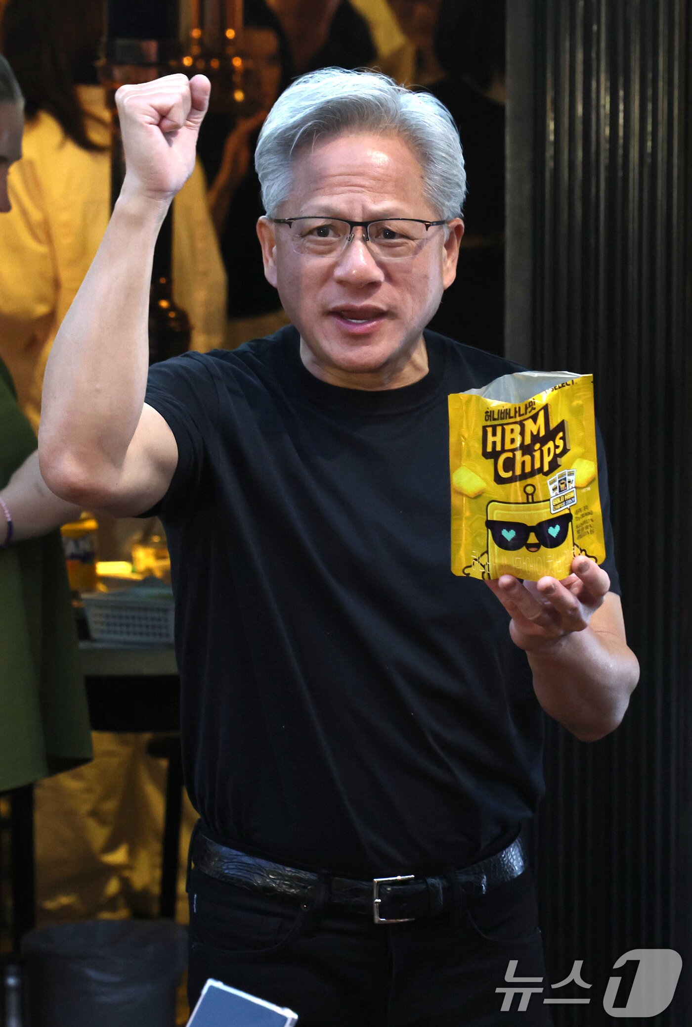 본문 이미지 - 젠슨 황 엔비디아 최고경영자(CEO)가 5일 서울 마포구 홍익대학교 인근 고깃집에서 최태원 SK회장, 구광모 LG회장, 이해진 네이버 의장과 삼겹살, 소맥(소주·맥주) 회동 중 잠시 나와 HBM칩스를 나눠주며 주먹을 쥐어보이고 있다. 2026.6.5 ⓒ 뉴스1 이광호 기자