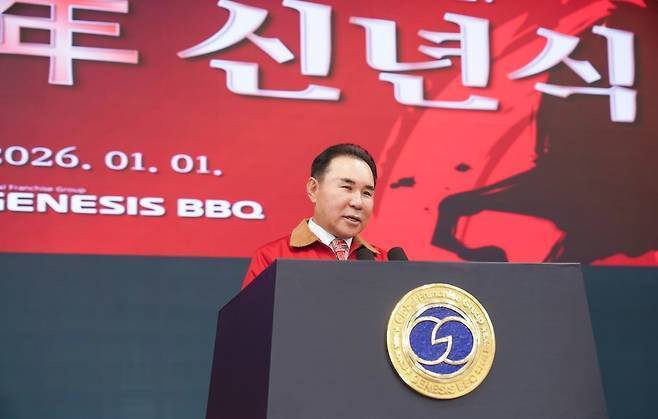 본문 이미지 - 윤홍근 제너시스BBQ 그룹 회장.(BBQ 제공)