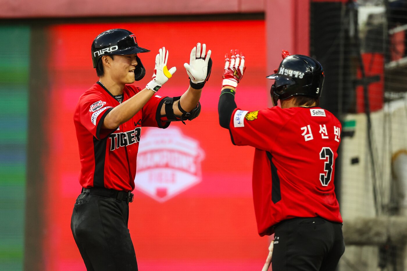 본문 이미지 - KIA 타이거즈 내야수 박민(왼쪽)이 5일 열린 2026 KBO리그 광주 삼성 라이온즈전에서 4회말 시즌 3호 2점 홈런을 터뜨린 후 기뻐하고 있다. (KIA 타이거즈 제공)