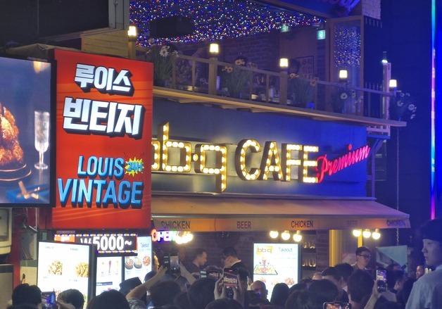 젠슨 황 삼소 회동 뒤 BBQ '깜짝 방문'…K-치킨 대표주자 존재감