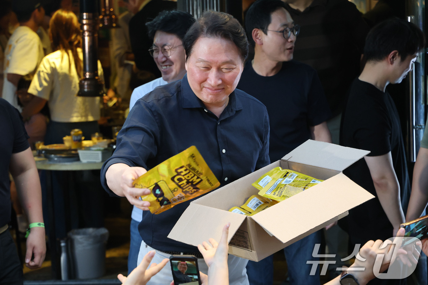 (서울=뉴스1) 이광호 기자 = 최태원 SK회장이 5일 서울 마포구 홍대 인근의 한 식당에서 가진 젠슨 황 엔비디아 최고경영자(CEO)와의 삼겹살·소맥회동 중 잠시 나와 HBM칩스 …