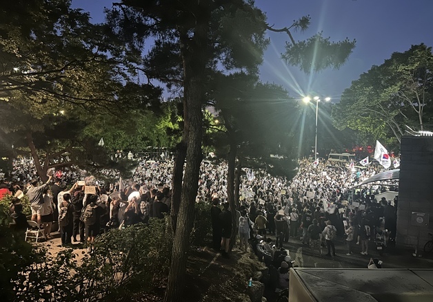 아이 안은 부모·학생까지 몰렸다…새벽 1시 개표소 앞 6000명 시위(종합2보)