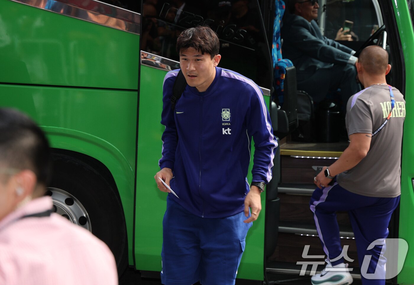 본문 이미지 - 대한민국 축구대표팀 김민재가 5일(현지시간) 2026 국제축구연맹(FIFA) 북중미월드컵이 열리는 멕시코 할리스코 과달라하라에 도착, 호텔로 이동하고 있다. 2026.6.6 ⓒ 뉴스1 임세영 기자