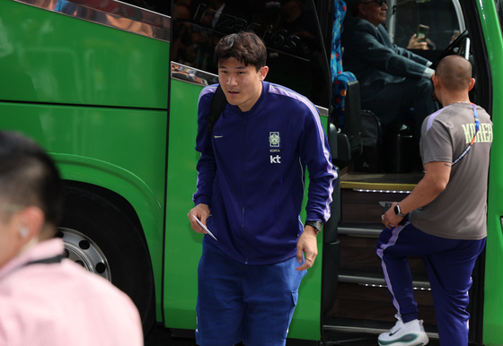 호텔로 들어가는 김민재