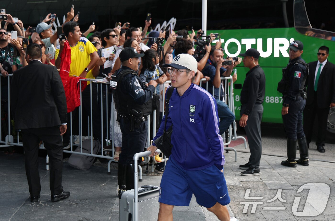 본문 이미지 - 대한민국 축구대표팀 이강인이 5일(현지시간) 2026 국제축구연맹(FIFA) 북중미월드컵이 열리는 멕시코 할리스코 과달라하라에 도착, 호텔로 이동하고 있다. 2026.6.6 ⓒ 뉴스1 임세영 기자