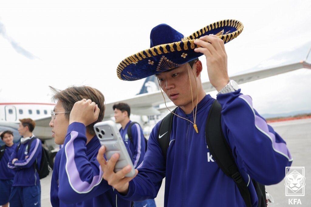 본문 이미지 - 대한민국 축구대표팀 오현규가 5일(현지시간) 2026 국제축구연맹(FIFA) 북중미월드컵이 열리는 멕시코 할리스코 과달라하라의 미겔 이달고 이 코스티야 국제공항으로 도착, 전통 모자를 쓰고 셀카를 찍고 있다. (대한축구협회 제공. 재판매 및 DB 금지) 2026.6.6 ⓒ 뉴스1