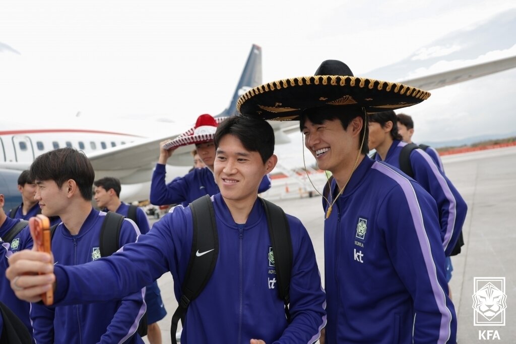 본문 이미지 - 대한민국 축구대표팀 이동경과 설영우가 5일(현지시간) 2026 국제축구연맹(FIFA) 북중미월드컵이 열리는 멕시코 할리스코 과달라하라의 미겔 이달고 이 코스티야 국제공항으로 도착, 멕시코 모자를 쓰고 셀카를 찍고 있다. (대한축구협회 제공. 재판매 및 DB 금지) 2026.6.6 ⓒ 뉴스1