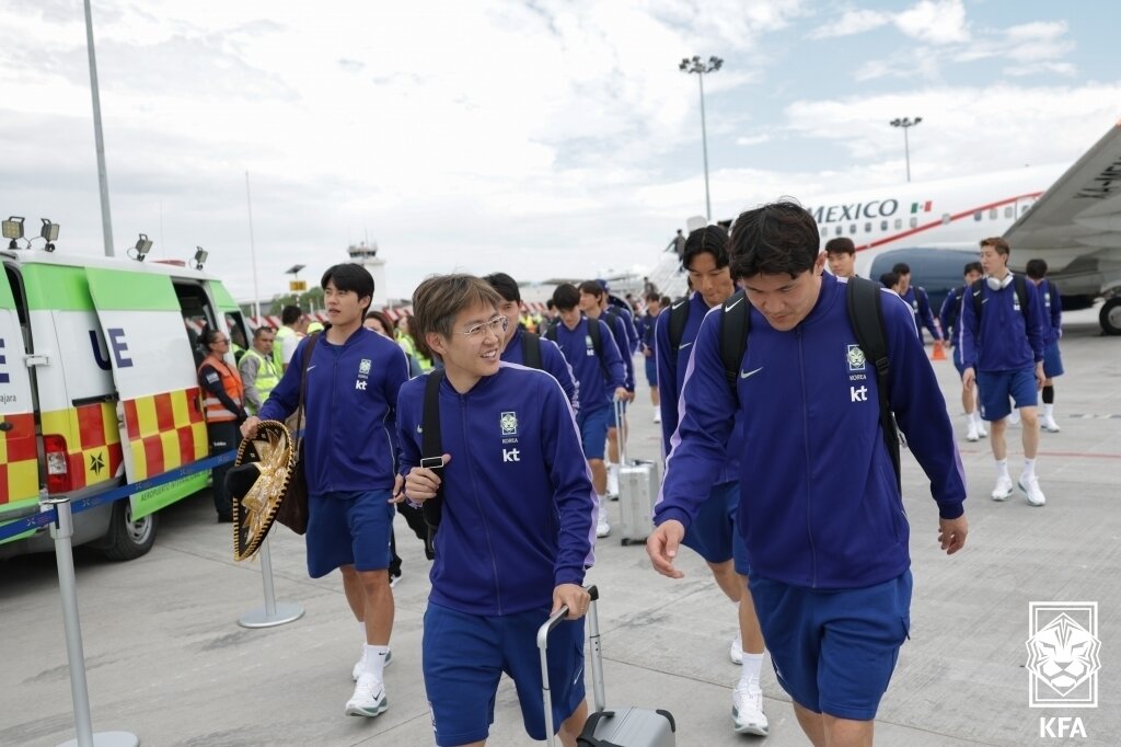 본문 이미지 - 대한민국 축구대표팀 이강인과 김민재가 5일(현지시간) 2026 국제축구연맹(FIFA) 북중미월드컵이 열리는 멕시코 할리스코 과달라하라의 미겔 이달고 이 코스티야 국제공항으로 도착, 이야기를 나누며 이동하고 있다. (대한축구협회 제공. 재판매 및 DB 금지) 2026.6.6 ⓒ 뉴스1