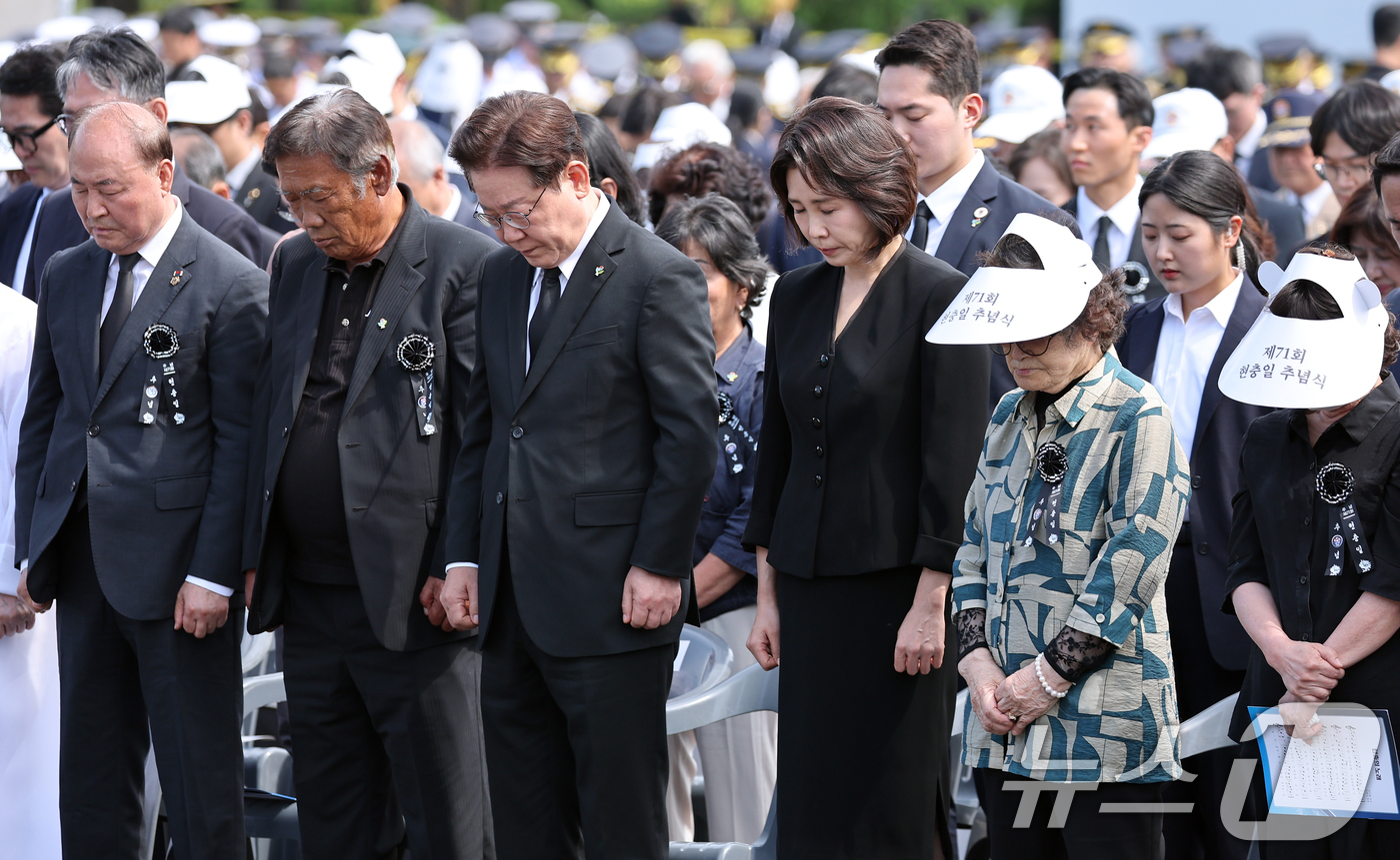(서울=뉴스1) 이재명 기자 = 이재명 대통령과 김혜경 여사가 6일 서울 동작구 국립서울현충원에서 열린 제71회 현충일 추념식에서 묵념하고 있다. (청와대통신사진기자단) 2026. …