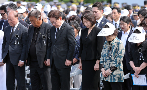 묵념하는 이재명 대통령·김혜경 여사