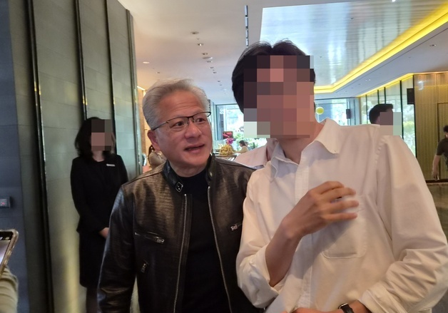 '유 퀴즈 촬영 가요'…젠슨 황, 방한 둘째날 포시즌스 호텔서 포착