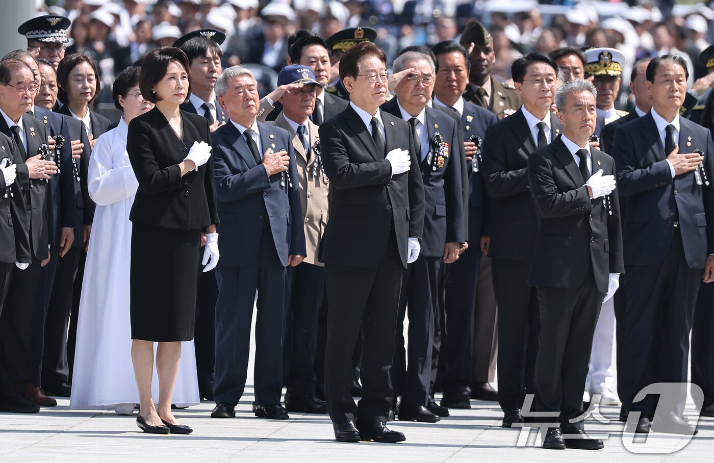 본문 이미지 - 이재명 대통령과 김혜경 여사가 6일 서울 동작구 국립서울현충원에서 열린 제71회 현충일 추념식에서 현충탑 참배 전 국민의례를 하고 있다. (청와대통신사진기자단) 2026.6.6 ⓒ 뉴스1 이재명 기자