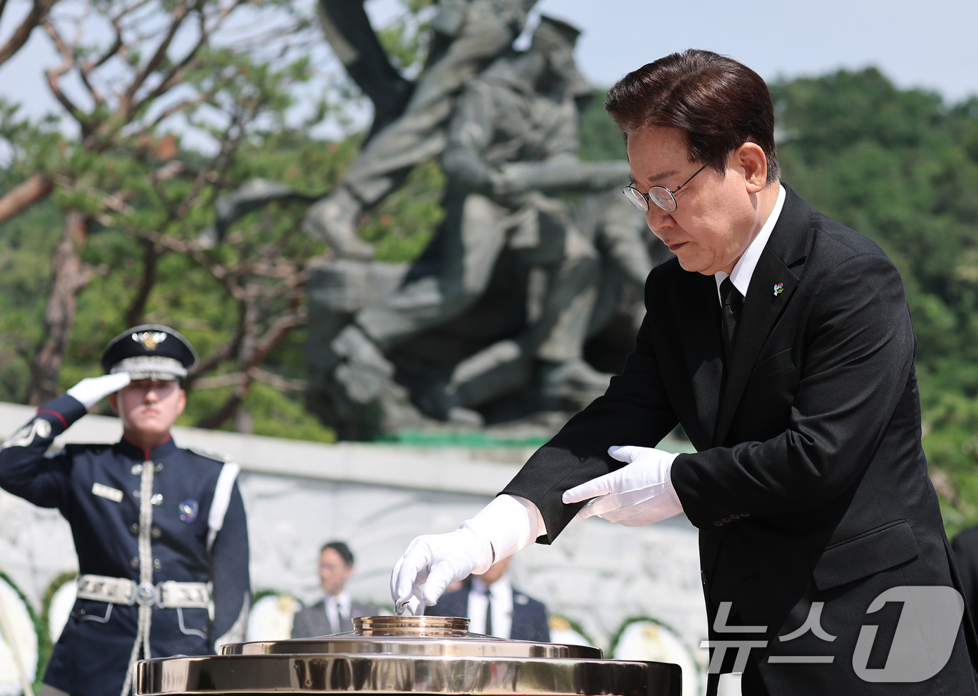 (서울=뉴스1) 이재명 기자 = 이재명 대통령이 6일 서울 동작구 국립서울현충원에서 열린 제71회 현충일 추념식에서 현충탑에 참배하고 있다. (청와대통신사진기자단) 2026.6.6 …