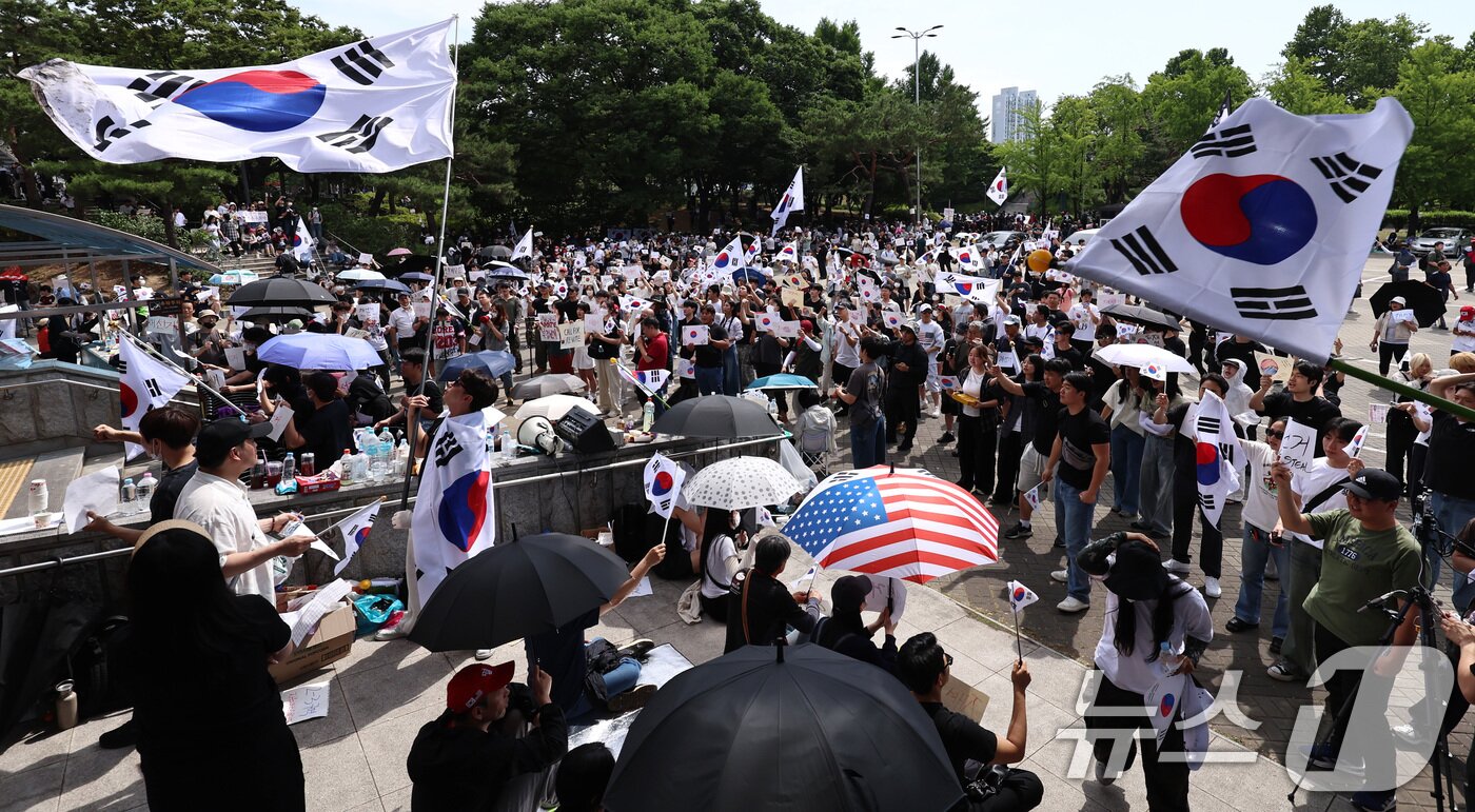 본문 이미지 - 6·3 지방선거 투표용지 부족 사태에 반발한 시민들이 6일 오전 서울 송파구 올림픽공원 핸드볼경기장 개표소 앞에 모여 재선거를 요구하는 구호를 외치고 있다. 2026.6.6 ⓒ 뉴스1 구윤성 기자