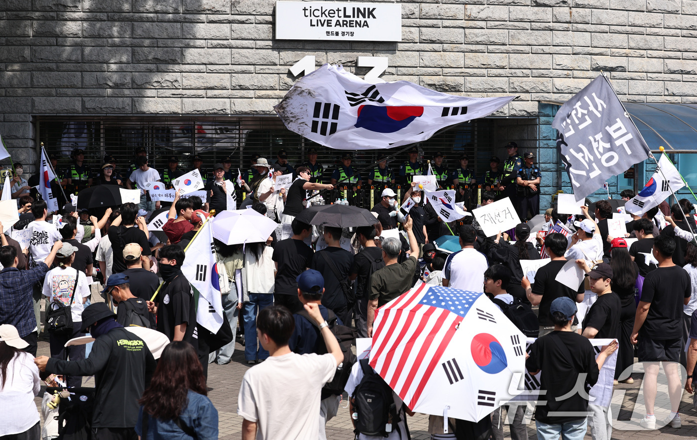 (서울=뉴스1) 구윤성 기자 = 6·3 지방선거 투표용지 부족 사태에 반발한 시민들이 6일 오전 서울 송파구 올림픽공원 핸드볼경기장 개표소 앞에 모여 재선거를 요구하는 구호를 외치 …