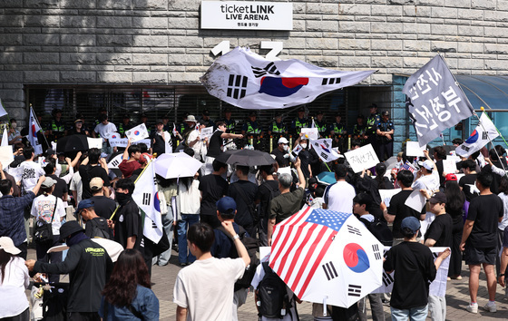 "재선거" 올림픽공원 개표소 앞 밤샘 시위대…인파 다시 불어나