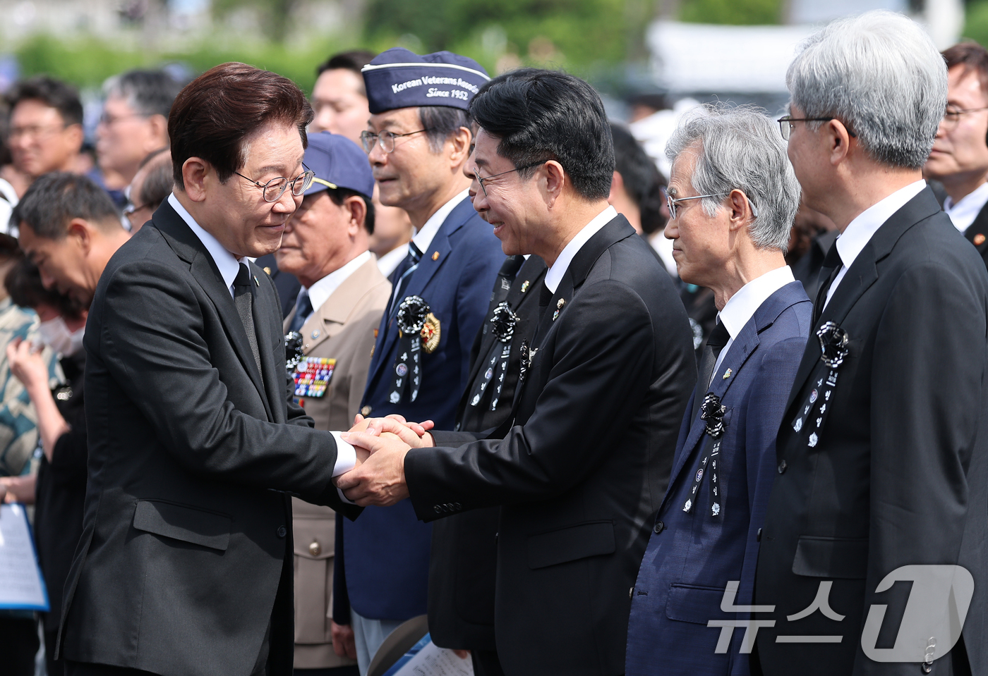 (서울=뉴스1) 이재명 기자 = 이재명 대통령과 조정식 국회의장이 6일 서울 동작구 국립서울현충원에서 열린 제71회 현충일 추념식에서 인사를 나누고 있다. (청와대통신사진기자단) …