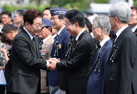 인사하는 이재명 대통령·조정식 국회의장
