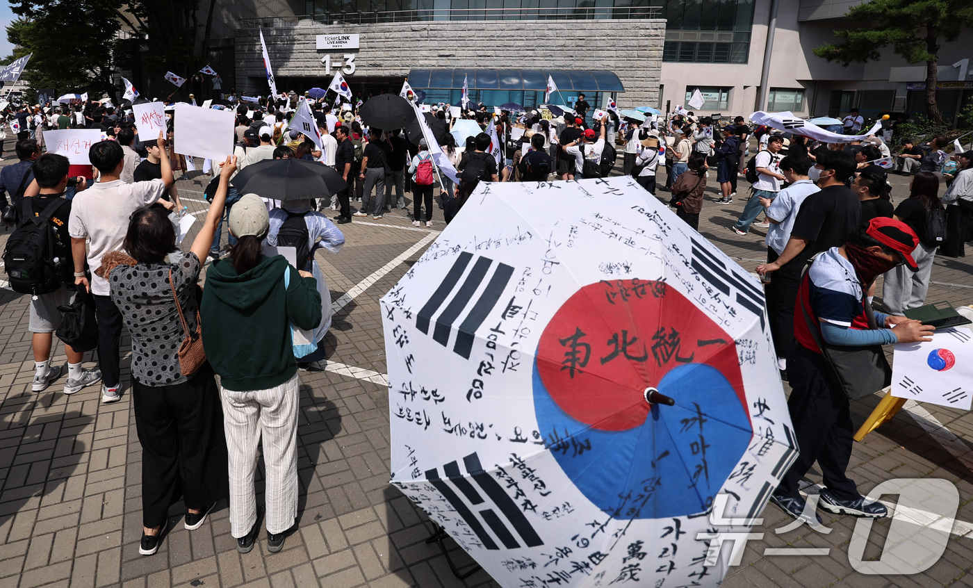 (서울=뉴스1) 구윤성 기자 = 6·3 지방선거 투표용지 부족 사태에 반발한 시민들이 6일 오전 서울 송파구 올림픽공원 핸드볼경기장 개표소 앞에 모여 재선거를 요구하는 구호를 외치 …