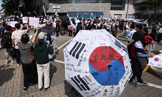 '투표용지 사태'…與 "원구성해 국조·특검" 野 "귀 막으면 정권 종말"