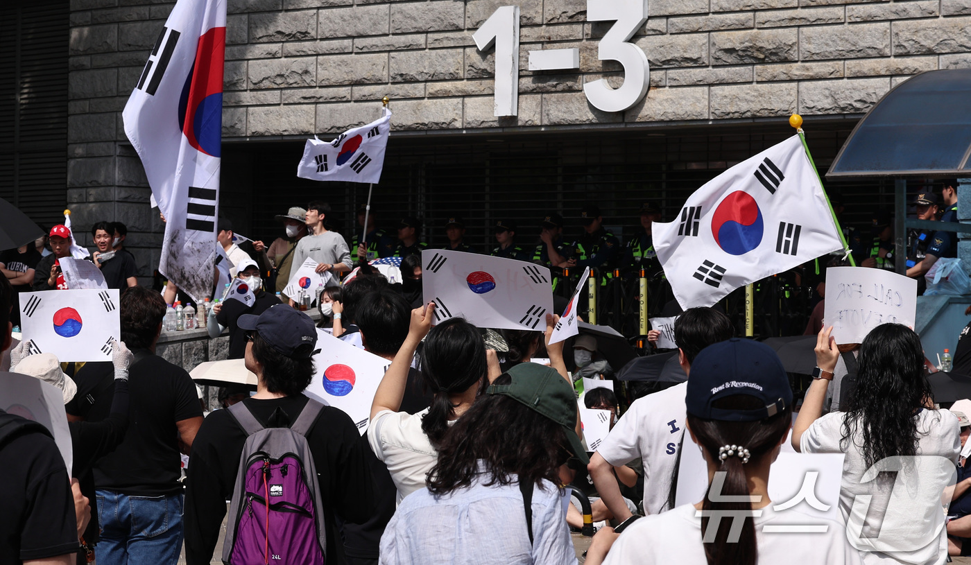 (서울=뉴스1) 구윤성 기자 = 6·3 지방선거 투표용지 부족 사태에 반발한 시민들이 6일 오전 서울 송파구 올림픽공원 핸드볼경기장 개표소 앞에 모여 재선거를 요구하는 구호를 외치 …