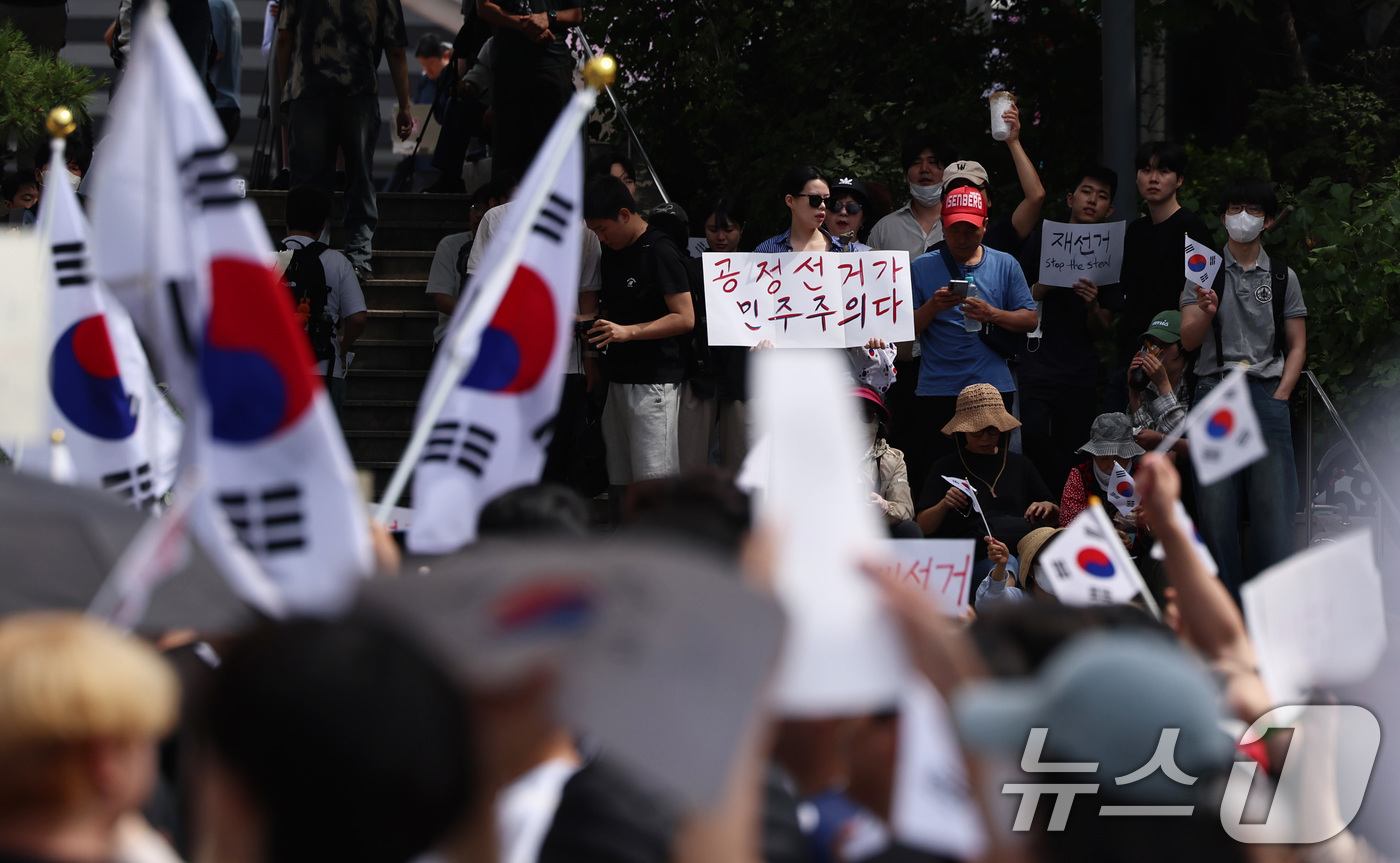 (서울=뉴스1) 구윤성 기자 = 6·3 지방선거 투표용지 부족 사태에 반발한 시민들이 6일 오전 서울 송파구 올림픽공원 핸드볼경기장 개표소 앞에 모여 재선거를 요구하는 구호를 외치 …