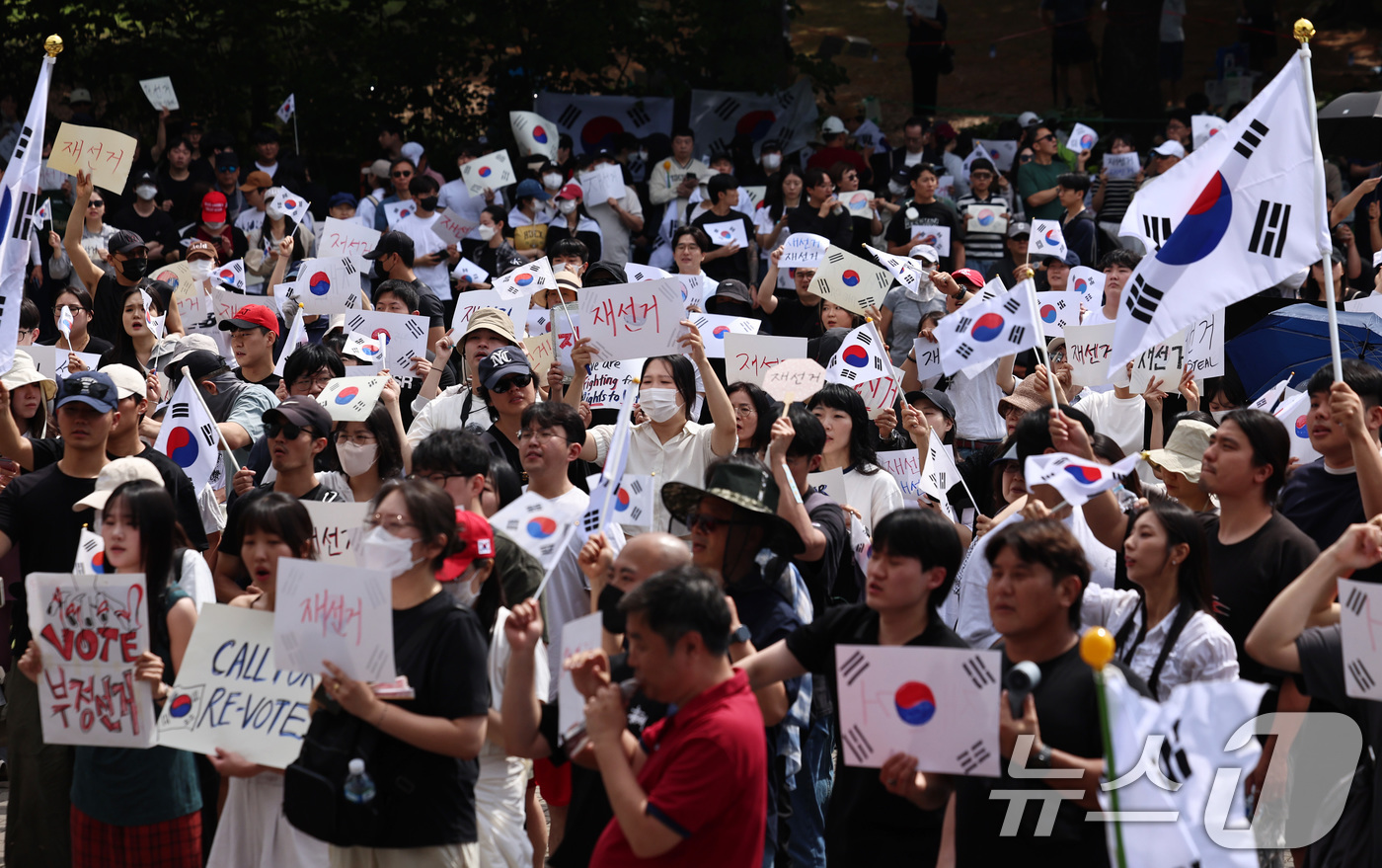 (서울=뉴스1) 구윤성 기자 = 6·3 지방선거 투표용지 부족 사태에 반발한 시민들이 6일 오전 서울 송파구 올림픽공원 핸드볼경기장 개표소 앞에 모여 재선거를 요구하는 구호를 외치 …