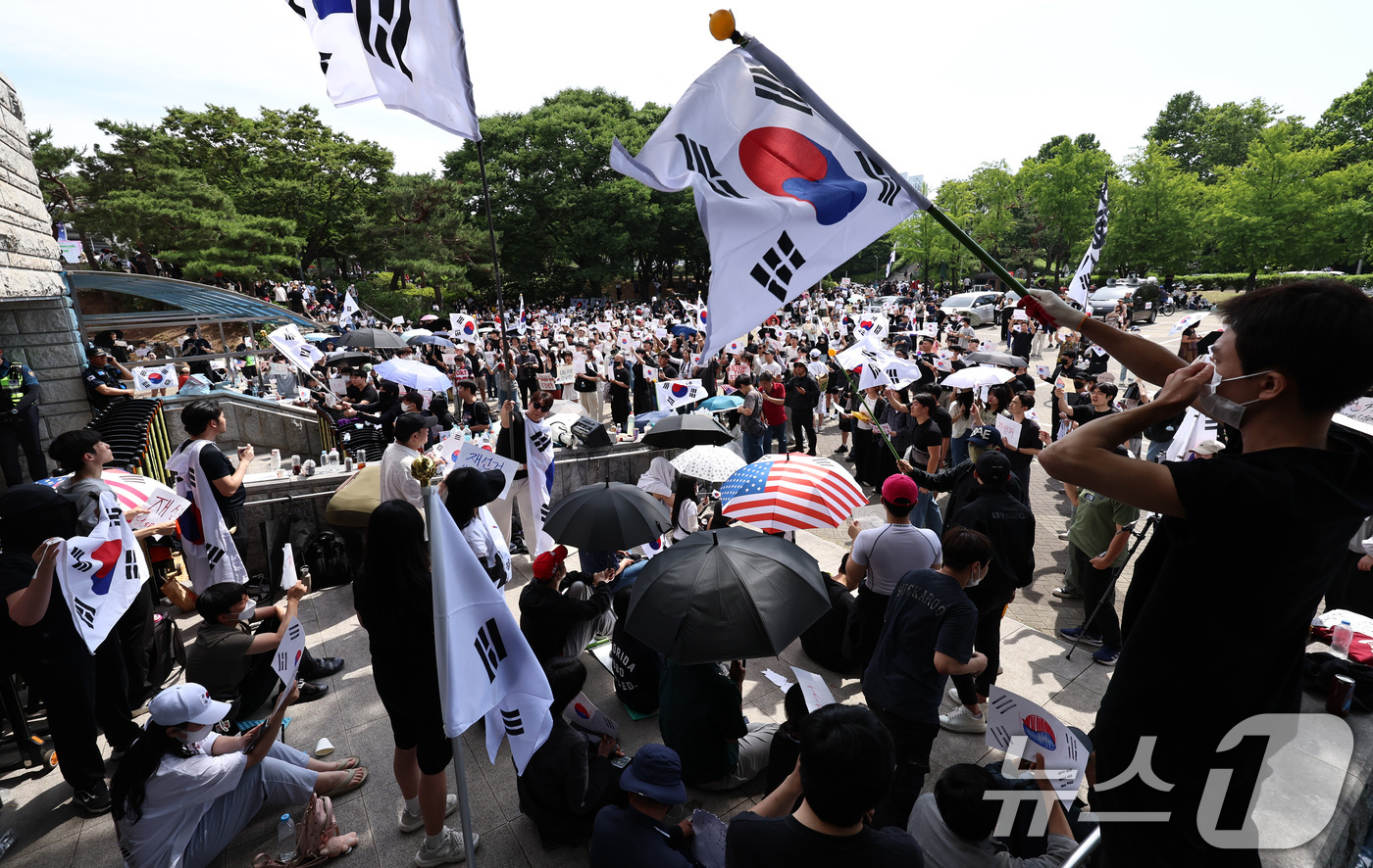 (서울=뉴스1) 구윤성 기자 = 6·3 지방선거 투표용지 부족 사태에 반발한 시민들이 6일 오전 서울 송파구 올림픽공원 핸드볼경기장 개표소 앞에 모여 재선거를 요구하는 구호를 외치 …