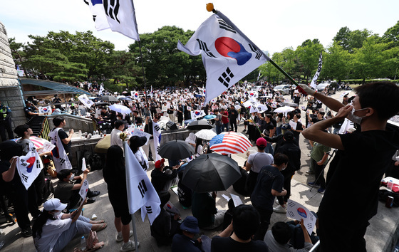 '재선거' 외치는 시위대