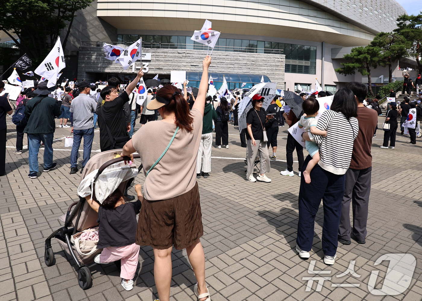 (서울=뉴스1) 구윤성 기자 = 6·3 지방선거 투표용지 부족 사태에 반발한 시민들이 6일 오전 서울 송파구 올림픽공원 핸드볼경기장 개표소 앞에 모여 재선거를 요구하는 구호를 외치 …