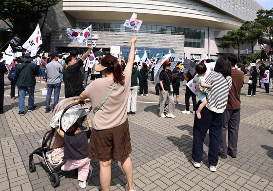 아이들 데리고 '재선거' 외치는 시민들