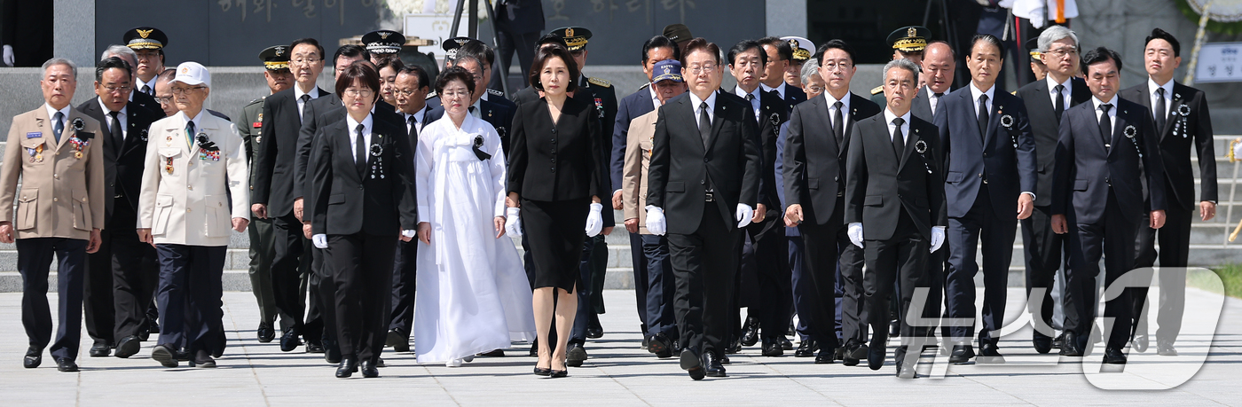 (서울=뉴스1) 이재명 기자 = 이재명 대통령과 김혜경 여사가 6일 서울 동작구 국립서울현충원에서 열린 제71회 현충일 추념식에서 현충탑 참배를 마친 후 발걸음을 옮기고 있다. ( …
