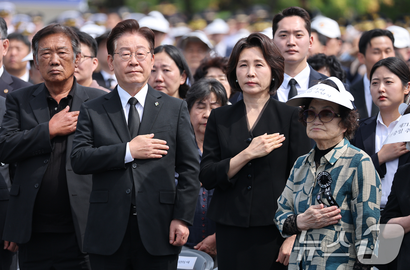 (서울=뉴스1) 이재명 기자 = 이재명 대통령과 김혜경 여사가 6일 서울 동작구 국립서울현충원에서 열린 제71회 현충일 추념식에서 국민의례를 하고 있다. (청와대통신사진기자단) 2 …