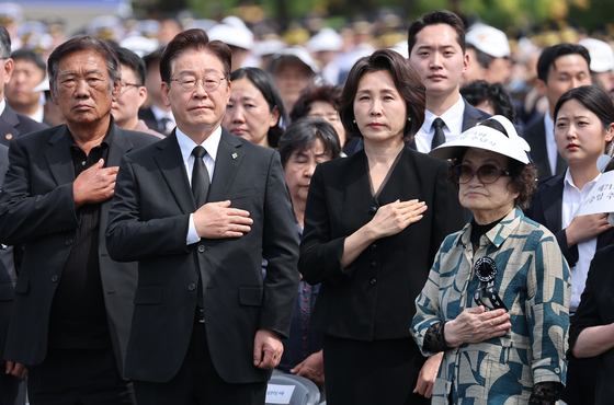 국민의례 하는 이재명 대통령·김혜경 여사
