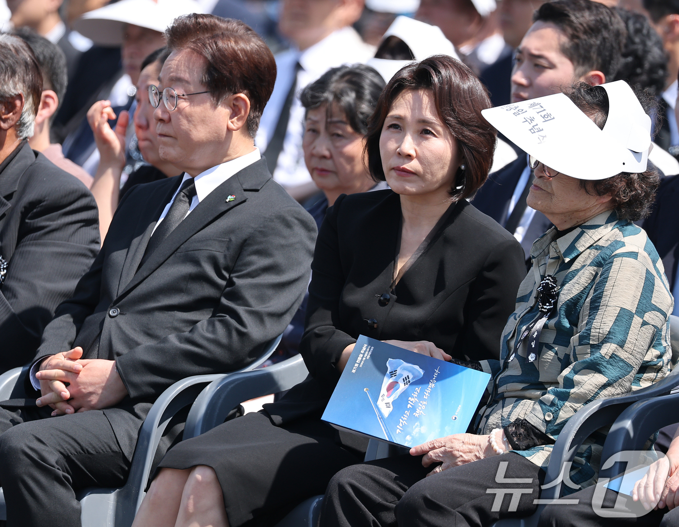 (서울=뉴스1) 이재명 기자 = 김혜경 여사가 6일 서울 동작구 국립서울현충원에서 열린 제71회 현충일 추념식에서 유가족을 위로하고 있다. (청와대통신사진기자단) 2026.6.6/ …