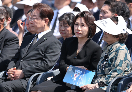유가족 위로하는 김혜경 여사