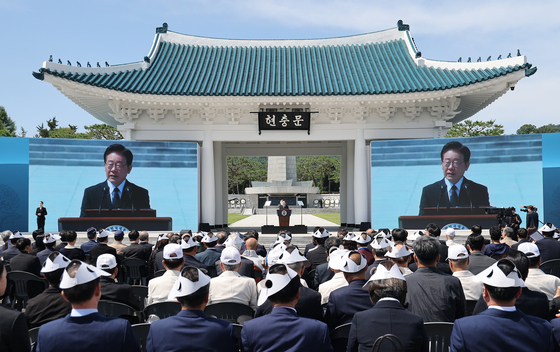 李대통령 "배신 단죄 때 정의로운 통합"…金여사, 순직 해경에 눈물(종합)