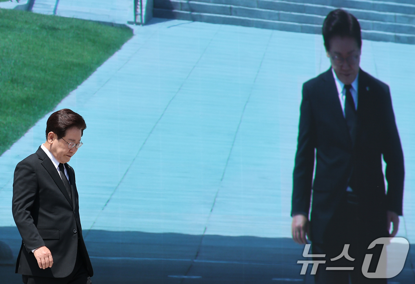 (서울=뉴스1) 이재명 기자 = 이재명 대통령이 6일 서울 동작구 국립서울현충원에서 열린 제71회 현충일 추념식에서 추념사를 마친 후 자리로 되돌아가고 있다. (청와대통신사진기자단 …