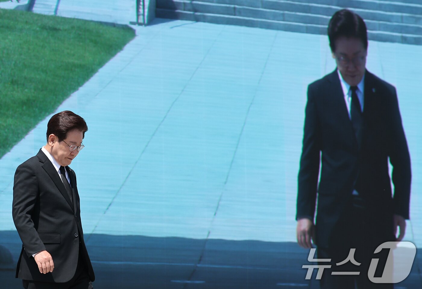 본문 이미지 - 이재명 대통령이 6일 서울 동작구 국립서울현충원에서 열린 제71회 현충일 추념식에서 추념사를 마친 후 자리로 되돌아가고 있다. (청와대통신사진기자단) 2026.6.6 ⓒ 뉴스1 이재명 기자