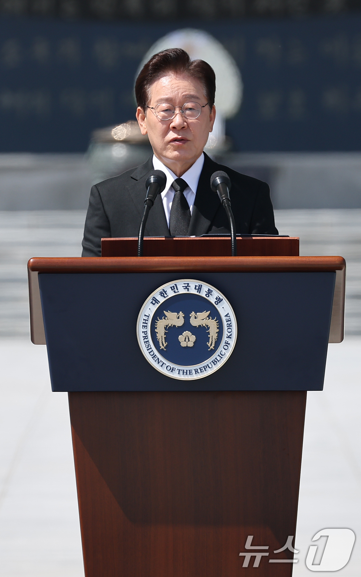 (서울=뉴스1) 이재명 기자 = 이재명 대통령이 6일 서울 동작구 국립서울현충원에서 열린 제71회 현충일 추념식에서 추념사를 하고 있다. (청와대통신사진기자단) 2026.6.6/뉴 …