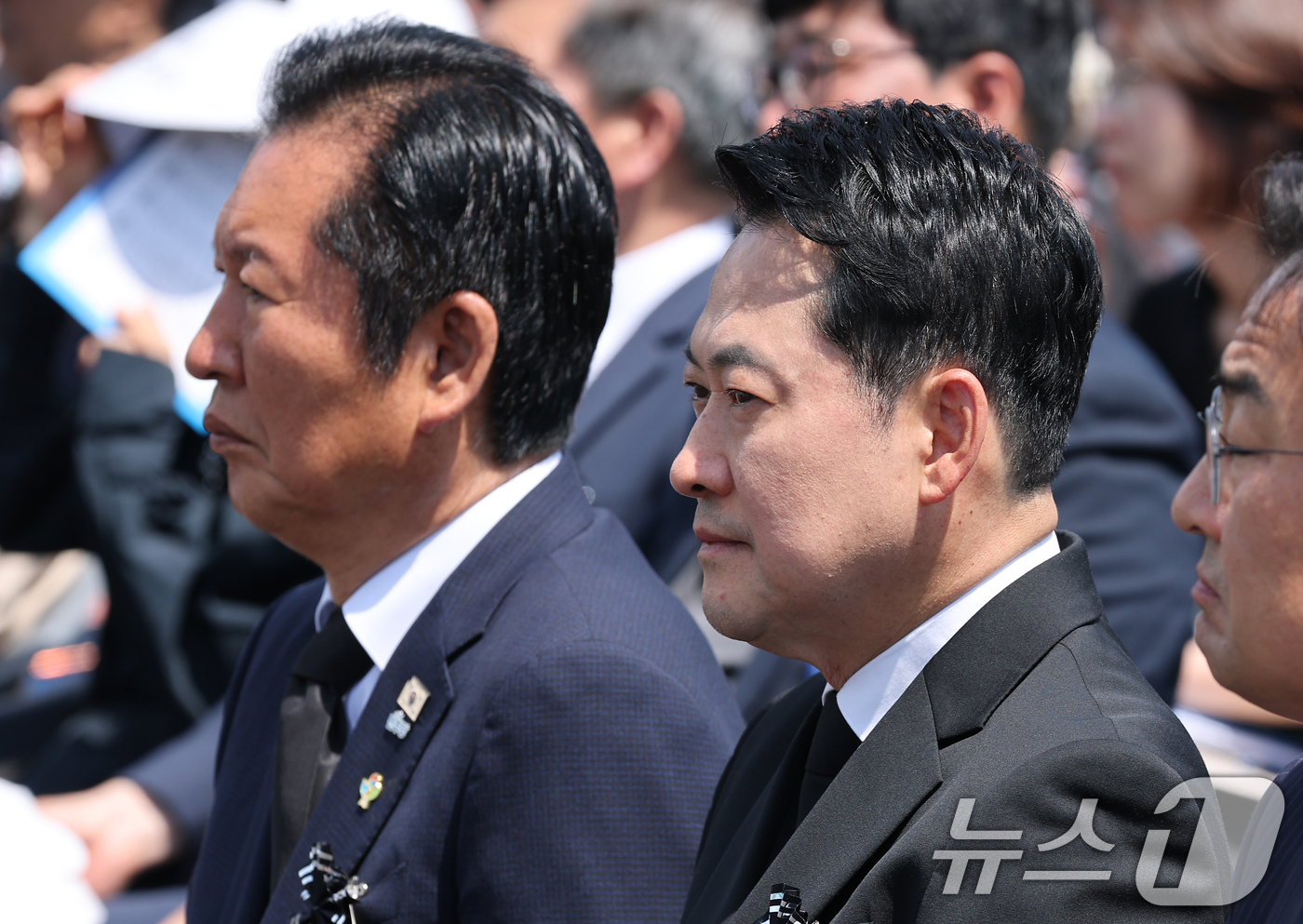 (서울=뉴스1) 이재명 기자 = 정청래 더불어민주당 대표와 장동혁 국민의힘 대표가 6일 서울 동작구 국립서울현충원에서 열린 제71회 현충일 추념식에 참석해 있다. (청와대통신사진기 …